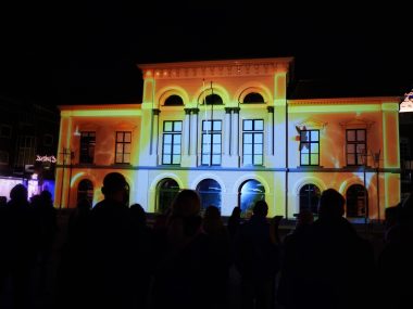 Projectie en lichtshow op gebouw
