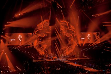 Silhouet van Andre Hazes op groot LED scherm