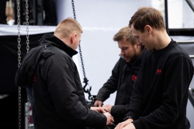 Technici werken samen aan LED scherm