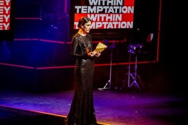 Videoscherm awardshow met presentator Holly Mae Brood