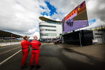 Groot LED scherm tijdens wedstrijd TT Circuit Assen