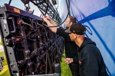 Technici installeren LED-scherm