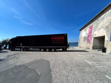 Faber vrachtwagen levert apparatuur in Slovenie