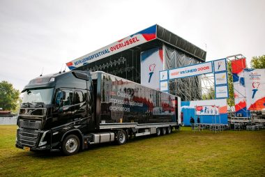 Faber vrachtwagen tijdens opbouw Bevrijdingsfestival Zwolle