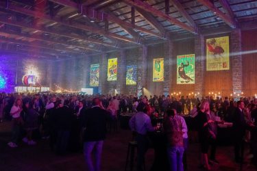 Projectie in zaal tijdens zakelijk evenement