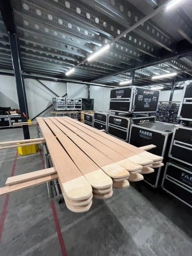 Grote houten snowboards en ski’s voor aankleding evenement