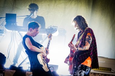 Gitaristen in actie tijdens liveshow KANE