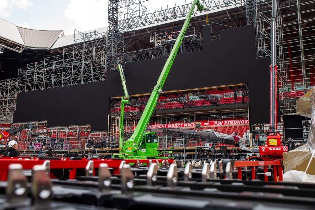 Opbouw LED-scherm in Philips Stadion Eindhoven