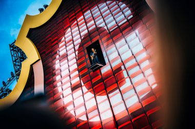 Opening in LED-scherm voor uniek optreden