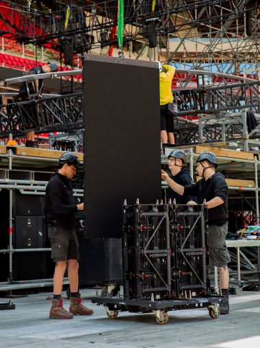 AV technici werken aan stagedesign