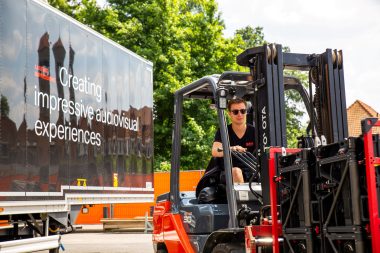 Vrachtwagen van Faber wordt uitgeladen