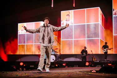 Artiest op podium tijdens EO-Jongerendag