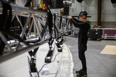 Rigging en voorbereiding voor ophangen van LED-schermen