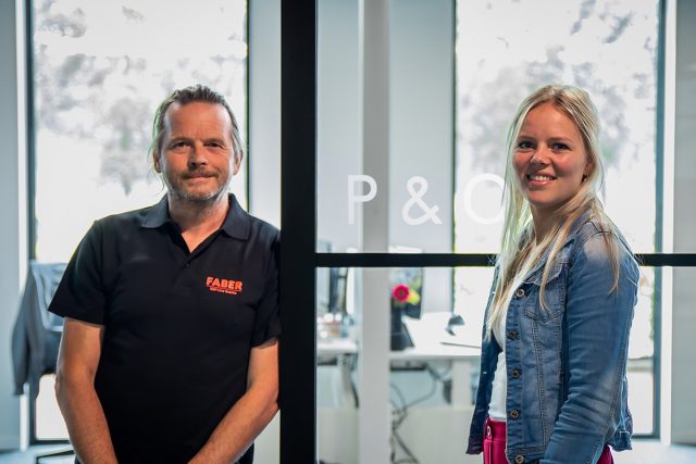 Hans en Corinne van afdeling P&O bij Faber