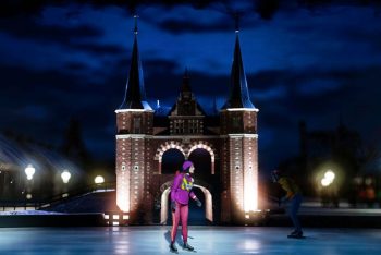 Sneekerpoort afgebeeld tijdens scene musical De Tocht