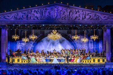 Podium André Rieu met groot LED-scherm en backdrop