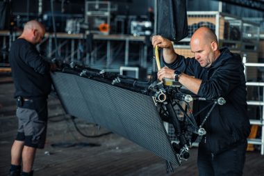 Technici hangen de LED-schermen op