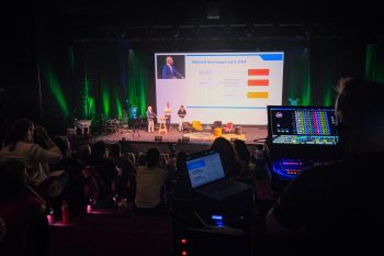 AV partner tijdens zakelijk symposium