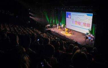 Symposium met groot scherm