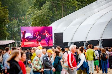 Schermen naast de festivaltent