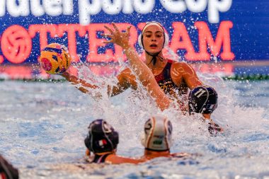 LED-banners op de achtergrond tijdens waterpolo wedstrijd