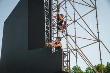 Opbouw LED-schermen op festivalterrein