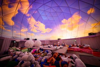 Lowlands Dromland dome met geprojecteerde sfeerbeelden
