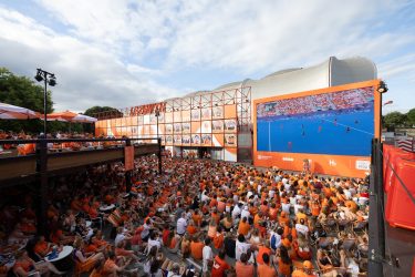 Outdoor fanzone met livestream op LED-scherm