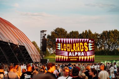 LED-scherm buiten naast Alpha stage Lowlands