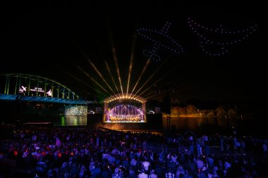 Podium op het water met twee LED-schermen