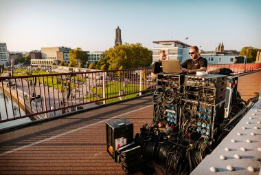 AV techneuten aan het werk op de John Frost Bridge.