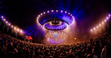LED Sphere geïntegreerd in het decor op Lowlands.