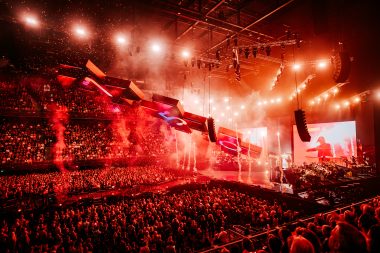 Hangende constructie met LED-schermen