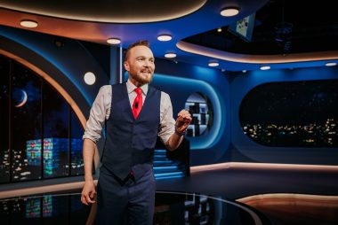 Arjen Lubach tijdens de opnames in de studio