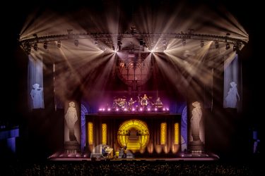 LED-schermen en geprojecteerde beelden voor liveshow