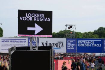 Crowd management screen