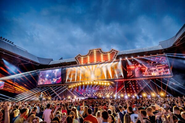 Large stadium stage, outdoor event Groots by Guus Meeuwis