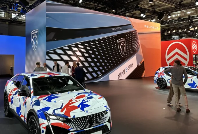 Large squared LED column as backdrop for car exhibition